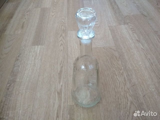 Стеклянный графин с пробкой