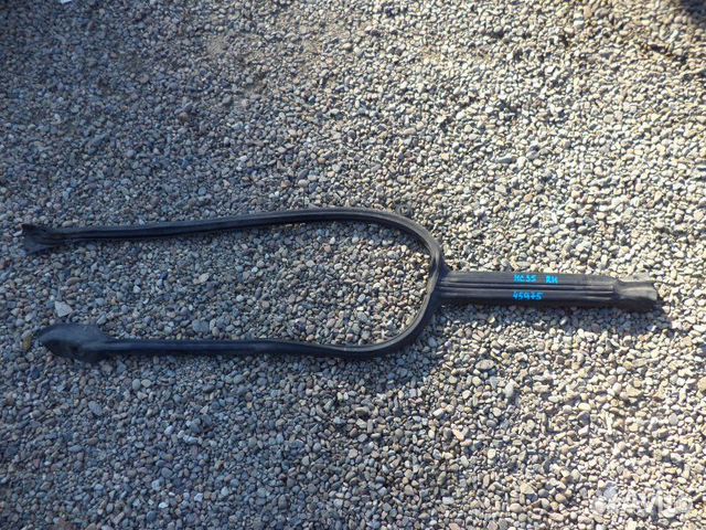 Уплотнительная резинка стекла правая Nissan Laurel