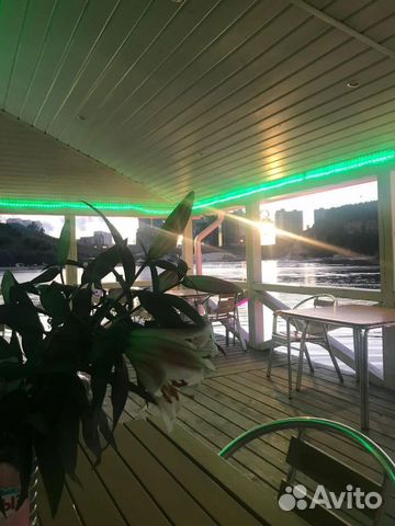 Аренда беседки у реки для празднований и отдыха