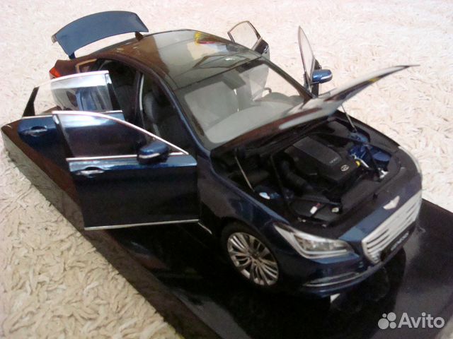 Модель 1/18 автомобиля hyundai genesis