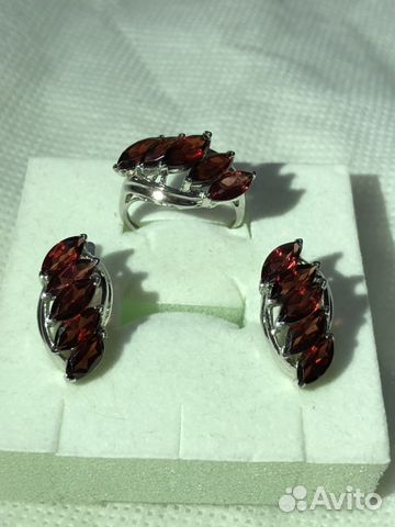 Золотые серьги и кольцо 750 пробы с гранатом Золотые серьги и кольцо 750 пробы с гранатом