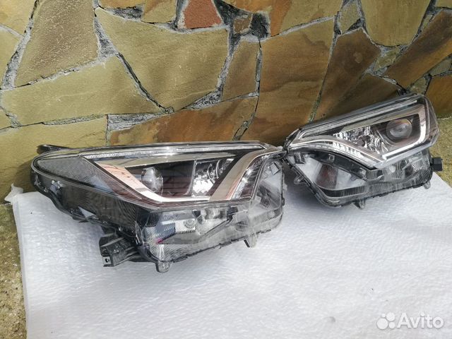 Toyota RAV4 Фара передняя левая Toyota RAV4 Фара передняя левая