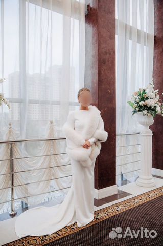 Лаконичное свадебное платье со шлейфом
