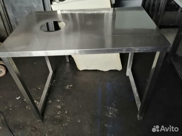 Стол из нержавейки отверстием под отходы 1100/700 Стол из нержавейки отверстием под отходы 1100/700