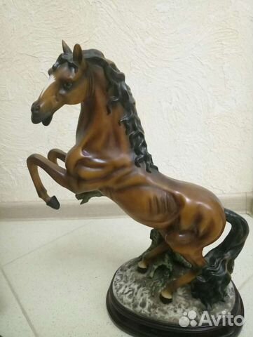 Скульптура коня