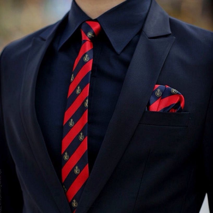 Красные галстуки для костюма