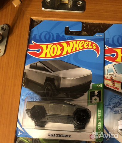 Машинка Tesla Cybertruck hot wheels