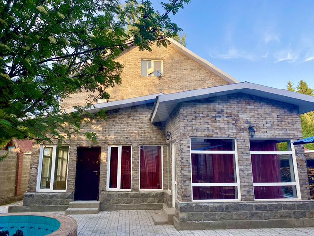 Банкетный зал в большом доме