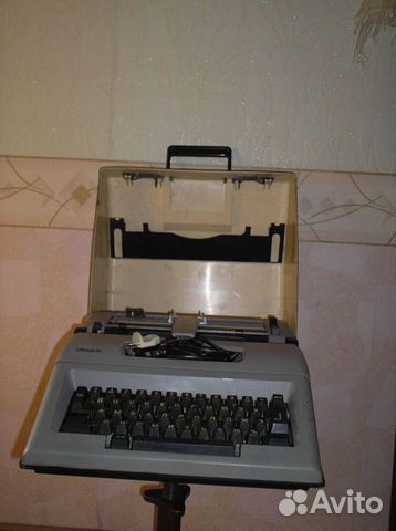 Пишущая электрическая машинка 