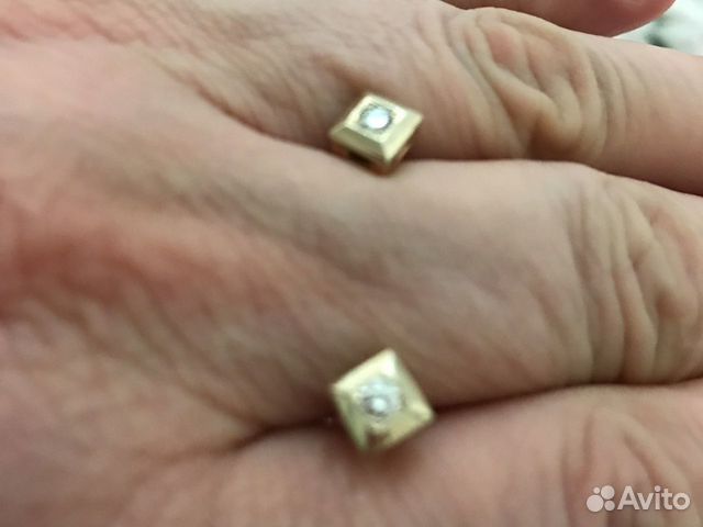 Золотые серьги пусеты с бриллиантами