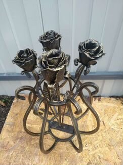 Кованая ваза с розами