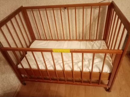 Кроватка детская с матрасом и наматрасником