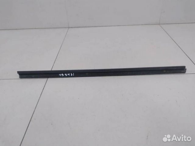 Уплотнитель стекла двери Skoda Rapid 2012-2020