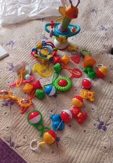 Развивающие игрушки для малышей пакетом