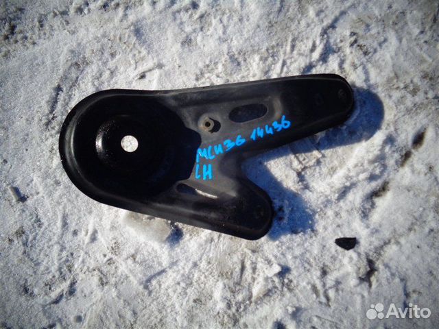 Кронштейн левый Toyota Harrier MCU36 1MZ-FE