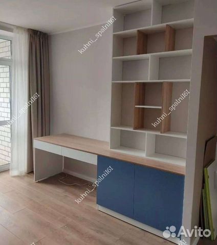 Письменный стол с полками