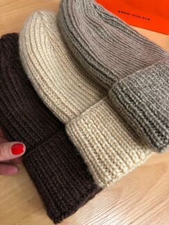 Шапка с отворотом с удлиненной красивой макушкой