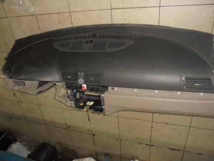 Панель торпеда Фольксваген Пассат Б6. Коричневая