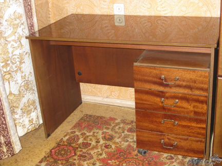 Стол письменный полированный с выкатной тумбой
