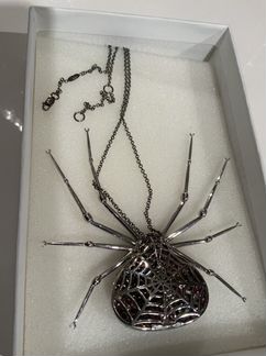 Колье черненое золото с сапфирами,бренд на фото