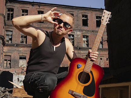 Харизматичный ведущий,гитарист,певец на праздник