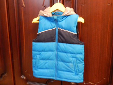 Жилет утепленный с капюшоном р.122 б/у