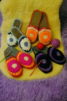 Домашние тапочки вязанные крючком