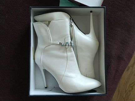 Ботильоны белые P. Cont