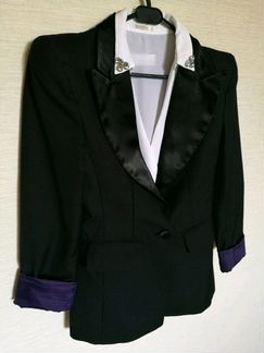 Женский пиджак-смокинг с атласным лацканами