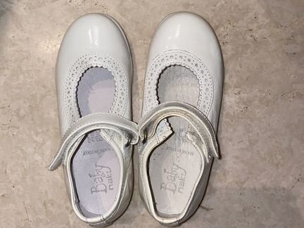 Туфли для девочки 26 размер белые лаковые