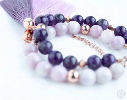 Парный браслет из аметиста и кунцита с кистями