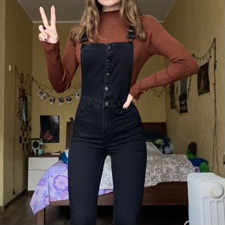 Черный джинсовый комбинезон H&M