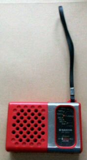 Старый дорожный радиоприёмник Sanyo