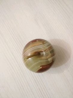 Фигурка из оникса, яблоко