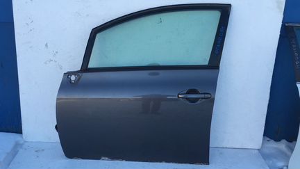 Toyota Auris 2007-12 дверь передняя левая в сборе