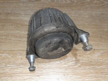 Подушка двигателя левая Mercedes-Benz C-Class W204