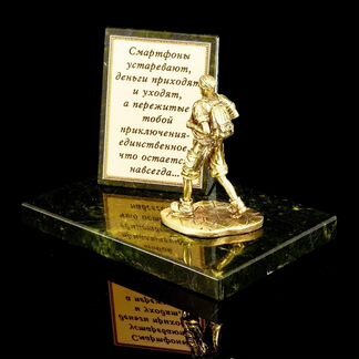 Фигурка на камне 