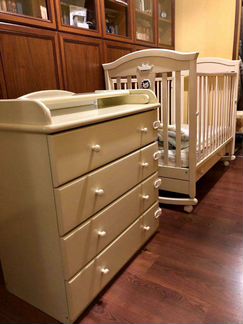Детская кроватка и комод с пеленальным столиком