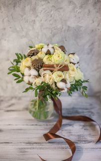 Букет невесты с хлопком, корицей и шишками