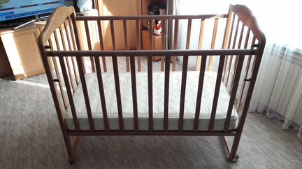 Кроватка детская с матрасом и бортиками