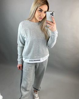 Стильный трикотажный костюм Wang