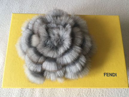 Брошь Fendi из натуральной шиншиллы