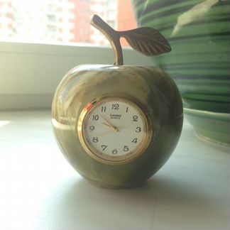 Часы яблоко из оникса