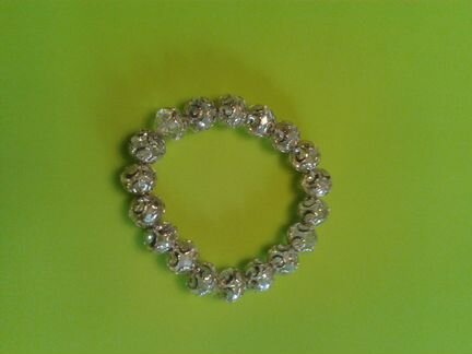 Браслеты, серьги и прочее в ассортименте