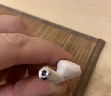 Левый AirPods наушник