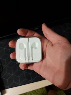 Коробка от iPhone SE 2017 с кейсом для наушников