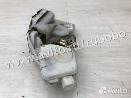 Замок двери задний правый Mitsubishi Pajero 3 V78W