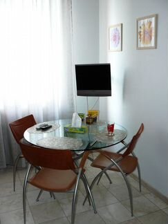 Стол обеденный со столешницей из стекла