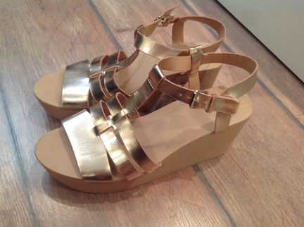 Босоножки новые Stradivarius