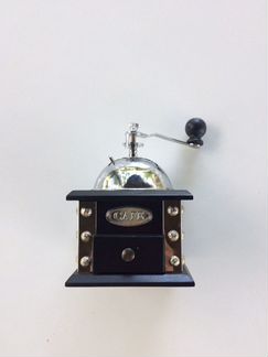 Кофемолка ручная новая привезена из Европы